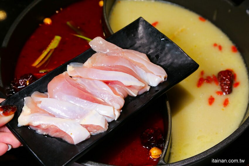 高雄火鍋｜肉多多不一樣了嗎?不只肉多多還給你海多多跟蔬菜多多!!新推出浮誇系痛風海鮮盤+蔬食自助吃到飽+手炒爆香湯底+吸睛肉蛋糕+霜淇淋DIY!古早味胡椒豬肚雞湯底超好吃，專人桌邊剝蝦也好貼心「肉多