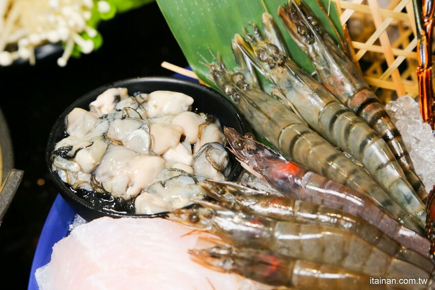 高雄火鍋｜肉多多不一樣了嗎?不只肉多多還給你海多多跟蔬菜多多!!新推出浮誇系痛風海鮮盤+蔬食自助吃到飽+手炒爆香湯底+吸睛肉蛋糕+霜淇淋DIY!古早味胡椒豬肚雞湯底超好吃，專人桌邊剝蝦也好貼心「肉多