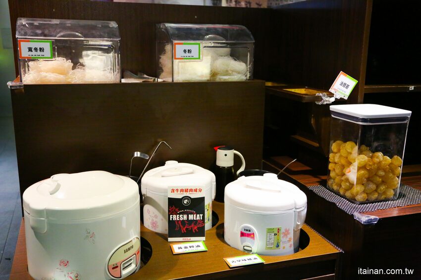 高雄火鍋｜肉多多不一樣了嗎?不只肉多多還給你海多多跟蔬菜多多!!新推出浮誇系痛風海鮮盤+蔬食自助吃到飽+手炒爆香湯底+吸睛肉蛋糕+霜淇淋DIY!古早味胡椒豬肚雞湯底超好吃，專人桌邊剝蝦也好貼心「肉多