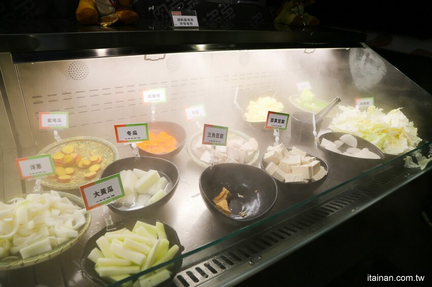 高雄火鍋｜肉多多不一樣了嗎?不只肉多多還給你海多多跟蔬菜多多!!新推出浮誇系痛風海鮮盤+蔬食自助吃到飽+手炒爆香湯底+吸睛肉蛋糕+霜淇淋DIY!古早味胡椒豬肚雞湯底超好吃，專人桌邊剝蝦也好貼心「肉多