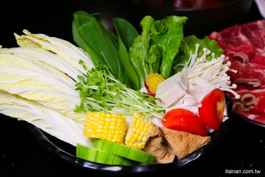 高雄火鍋｜肉多多不一樣了嗎?不只肉多多還給你海多多跟蔬菜多多!!新推出浮誇系痛風海鮮盤+蔬食自助吃到飽+手炒爆香湯底+吸睛肉蛋糕+霜淇淋DIY!古早味胡椒豬肚雞湯底超好吃，專人桌邊剝蝦也好貼心「肉多