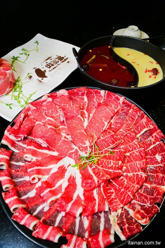 高雄火鍋｜肉多多不一樣了嗎?不只肉多多還給你海多多跟蔬菜多多!!新推出浮誇系痛風海鮮盤+蔬食自助吃到飽+手炒爆香湯底+吸睛肉蛋糕+霜淇淋DIY!古早味胡椒豬肚雞湯底超好吃，專人桌邊剝蝦也好貼心「肉多