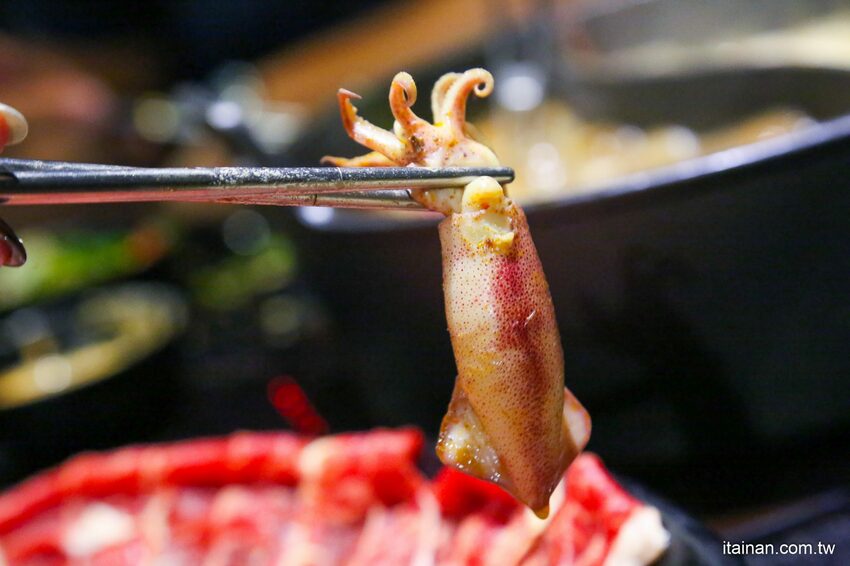 高雄火鍋｜肉多多不一樣了嗎?不只肉多多還給你海多多跟蔬菜多多!!新推出浮誇系痛風海鮮盤+蔬食自助吃到飽+手炒爆香湯底+吸睛肉蛋糕+霜淇淋DIY!古早味胡椒豬肚雞湯底超好吃，專人桌邊剝蝦也好貼心「肉多