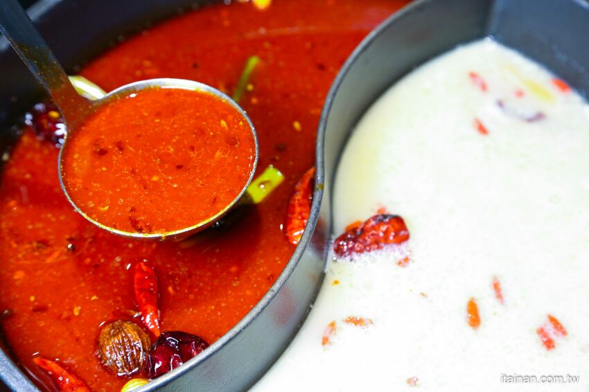 高雄火鍋｜肉多多不一樣了嗎?不只肉多多還給你海多多跟蔬菜多多!!新推出浮誇系痛風海鮮盤+蔬食自助吃到飽+手炒爆香湯底+吸睛肉蛋糕+霜淇淋DIY!古早味胡椒豬肚雞湯底超好吃，專人桌邊剝蝦也好貼心「肉多