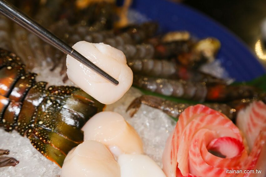 高雄火鍋｜肉多多不一樣了嗎?不只肉多多還給你海多多跟蔬菜多多!!新推出浮誇系痛風海鮮盤+蔬食自助吃到飽+手炒爆香湯底+吸睛肉蛋糕+霜淇淋DIY!古早味胡椒豬肚雞湯底超好吃，專人桌邊剝蝦也好貼心「肉多