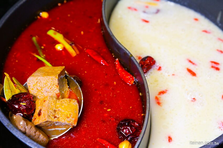 高雄火鍋｜肉多多不一樣了嗎?不只肉多多還給你海多多跟蔬菜多多!!新推出浮誇系痛風海鮮盤+蔬食自助吃到飽+手炒爆香湯底+吸睛肉蛋糕+霜淇淋DIY!古早味胡椒豬肚雞湯底超好吃，專人桌邊剝蝦也好貼心「肉多