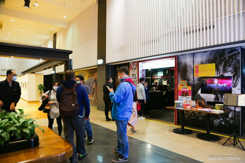 高雄火鍋｜肉多多不一樣了嗎?不只肉多多還給你海多多跟蔬菜多多!!新推出浮誇系痛風海鮮盤+蔬食自助吃到飽+手炒爆香湯底+吸睛肉蛋糕+霜淇淋DIY!古早味胡椒豬肚雞湯底超好吃，專人桌邊剝蝦也好貼心「肉多