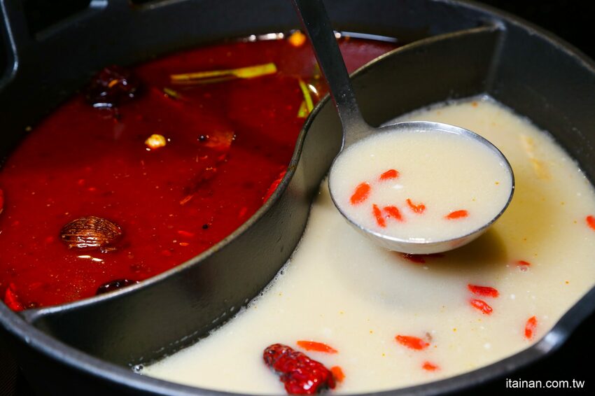 高雄火鍋｜肉多多不一樣了嗎?不只肉多多還給你海多多跟蔬菜多多!!新推出浮誇系痛風海鮮盤+蔬食自助吃到飽+手炒爆香湯底+吸睛肉蛋糕+霜淇淋DIY!古早味胡椒豬肚雞湯底超好吃，專人桌邊剝蝦也好貼心「肉多