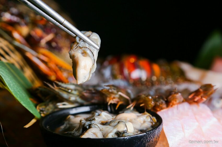 高雄火鍋｜肉多多不一樣了嗎?不只肉多多還給你海多多跟蔬菜多多!!新推出浮誇系痛風海鮮盤+蔬食自助吃到飽+手炒爆香湯底+吸睛肉蛋糕+霜淇淋DIY!古早味胡椒豬肚雞湯底超好吃，專人桌邊剝蝦也好貼心「肉多