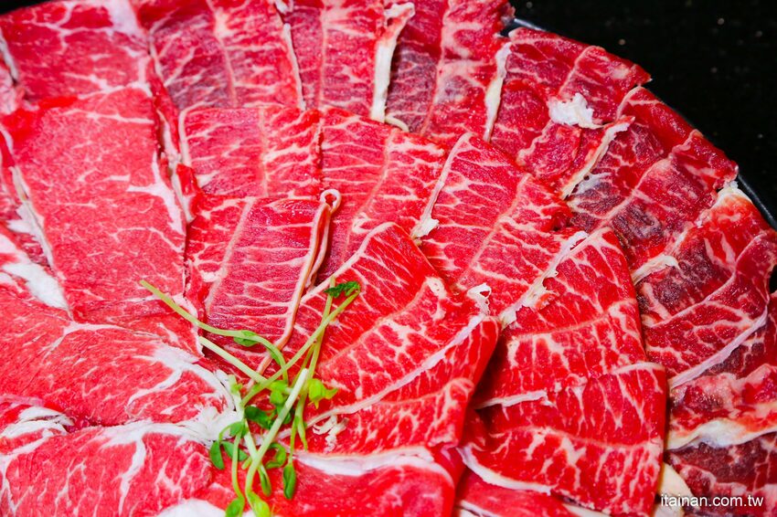 高雄火鍋｜肉多多不一樣了嗎?不只肉多多還給你海多多跟蔬菜多多!!新推出浮誇系痛風海鮮盤+蔬食自助吃到飽+手炒爆香湯底+吸睛肉蛋糕+霜淇淋DIY!古早味胡椒豬肚雞湯底超好吃，專人桌邊剝蝦也好貼心「肉多