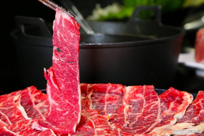 高雄火鍋｜肉多多不一樣了嗎?不只肉多多還給你海多多跟蔬菜多多!!新推出浮誇系痛風海鮮盤+蔬食自助吃到飽+手炒爆香湯底+吸睛肉蛋糕+霜淇淋DIY!古早味胡椒豬肚雞湯底超好吃，專人桌邊剝蝦也好貼心「肉多