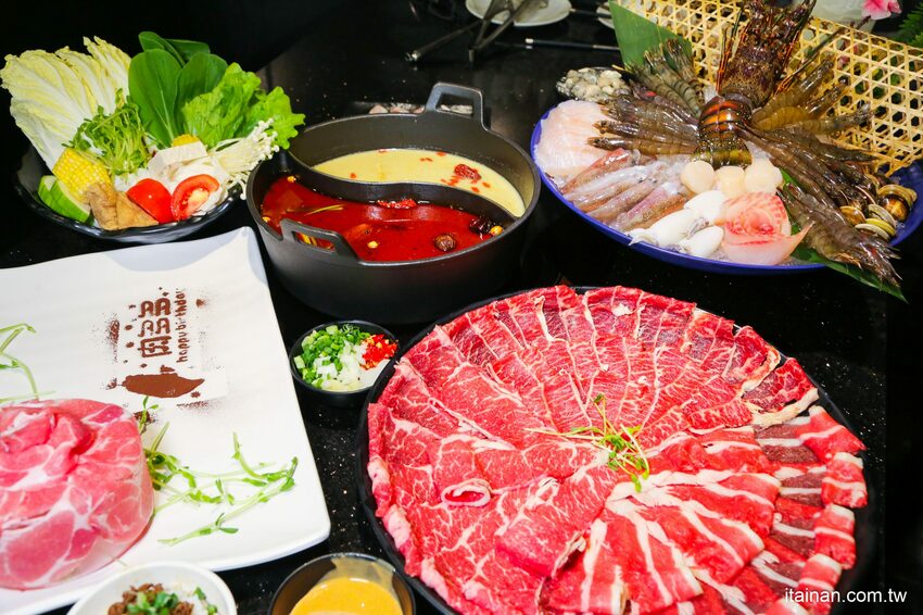 高雄火鍋｜肉多多不一樣了嗎?不只肉多多還給你海多多跟蔬菜多多!!新推出浮誇系痛風海鮮盤+蔬食自助吃到飽+手炒爆香湯底+吸睛肉蛋糕+霜淇淋DIY!古早味胡椒豬肚雞湯底超好吃，專人桌邊剝蝦也好貼心「肉多