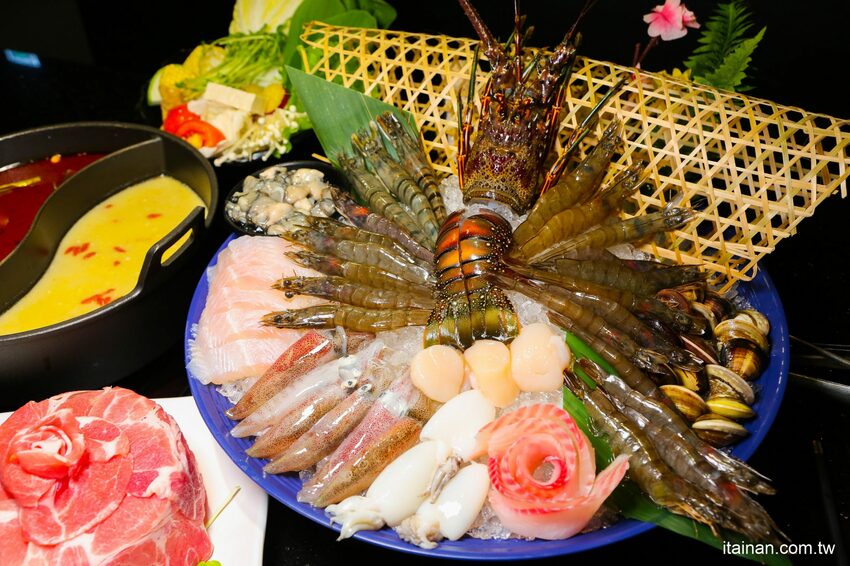 高雄火鍋｜肉多多不一樣了嗎?不只肉多多還給你海多多跟蔬菜多多!!新推出浮誇系痛風海鮮盤+蔬食自助吃到飽+手炒爆香湯底+吸睛肉蛋糕+霜淇淋DIY!古早味胡椒豬肚雞湯底超好吃，專人桌邊剝蝦也好貼心「肉多