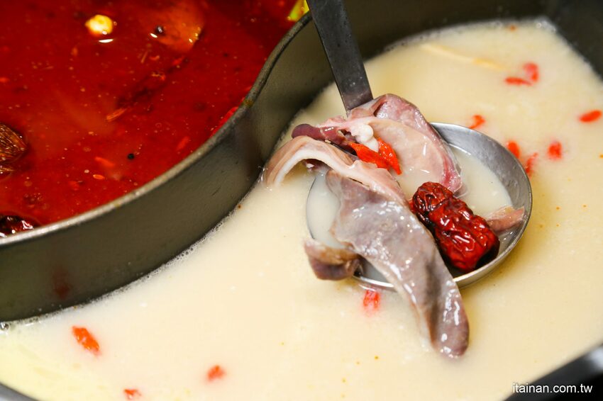 高雄火鍋｜肉多多不一樣了嗎?不只肉多多還給你海多多跟蔬菜多多!!新推出浮誇系痛風海鮮盤+蔬食自助吃到飽+手炒爆香湯底+吸睛肉蛋糕+霜淇淋DIY!古早味胡椒豬肚雞湯底超好吃，專人桌邊剝蝦也好貼心「肉多