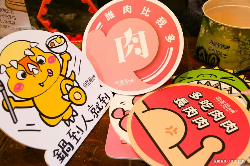 高雄火鍋｜肉多多不一樣了嗎?不只肉多多還給你海多多跟蔬菜多多!!新推出浮誇系痛風海鮮盤+蔬食自助吃到飽+手炒爆香湯底+吸睛肉蛋糕+霜淇淋DIY!古早味胡椒豬肚雞湯底超好吃，專人桌邊剝蝦也好貼心「肉多