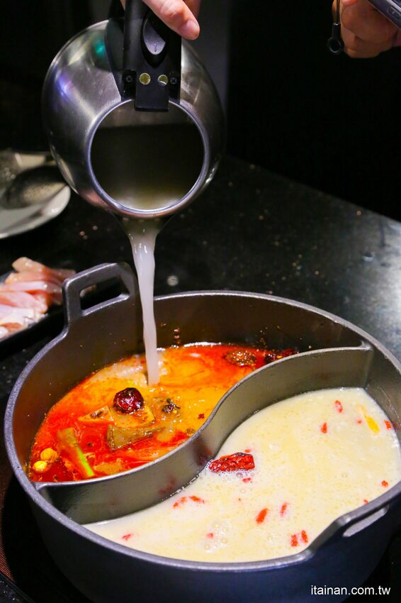 高雄火鍋｜肉多多不一樣了嗎?不只肉多多還給你海多多跟蔬菜多多!!新推出浮誇系痛風海鮮盤+蔬食自助吃到飽+手炒爆香湯底+吸睛肉蛋糕+霜淇淋DIY!古早味胡椒豬肚雞湯底超好吃，專人桌邊剝蝦也好貼心「肉多