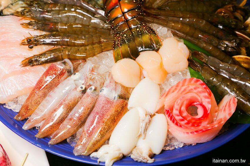 高雄火鍋｜肉多多不一樣了嗎?不只肉多多還給你海多多跟蔬菜多多!!新推出浮誇系痛風海鮮盤+蔬食自助吃到飽+手炒爆香湯底+吸睛肉蛋糕+霜淇淋DIY!古早味胡椒豬肚雞湯底超好吃，專人桌邊剝蝦也好貼心「肉多