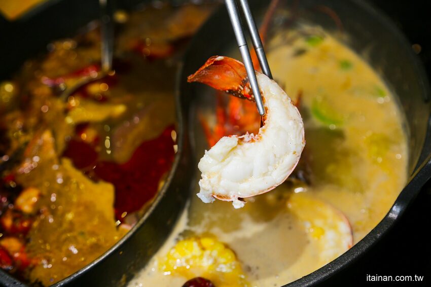 高雄火鍋｜肉多多不一樣了嗎?不只肉多多還給你海多多跟蔬菜多多!!新推出浮誇系痛風海鮮盤+蔬食自助吃到飽+手炒爆香湯底+吸睛肉蛋糕+霜淇淋DIY!古早味胡椒豬肚雞湯底超好吃，專人桌邊剝蝦也好貼心「肉多