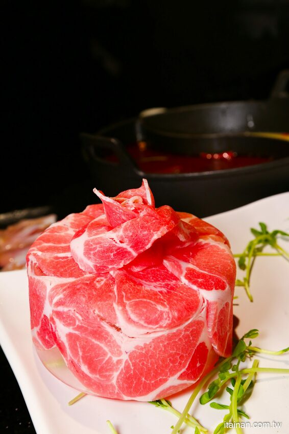 高雄火鍋｜肉多多不一樣了嗎?不只肉多多還給你海多多跟蔬菜多多!!新推出浮誇系痛風海鮮盤+蔬食自助吃到飽+手炒爆香湯底+吸睛肉蛋糕+霜淇淋DIY!古早味胡椒豬肚雞湯底超好吃，專人桌邊剝蝦也好貼心「肉多