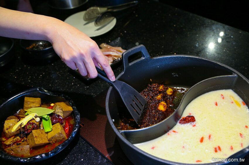 高雄火鍋｜肉多多不一樣了嗎?不只肉多多還給你海多多跟蔬菜多多!!新推出浮誇系痛風海鮮盤+蔬食自助吃到飽+手炒爆香湯底+吸睛肉蛋糕+霜淇淋DIY!古早味胡椒豬肚雞湯底超好吃，專人桌邊剝蝦也好貼心「肉多