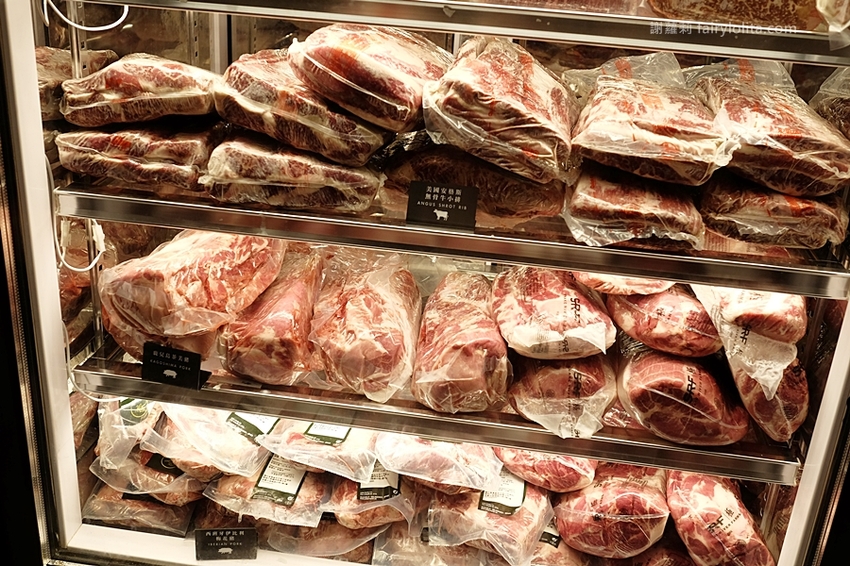 台中火鍋 | Beef King / 日本頂級A5和牛鍋物放題。台中第一間超狂日本A5和牛放題，近百種肉品、海鮮、火鍋料、滷水食材讓你無限吃到飽！ @蹦啾♥謝蘿莉 La vie heureuse