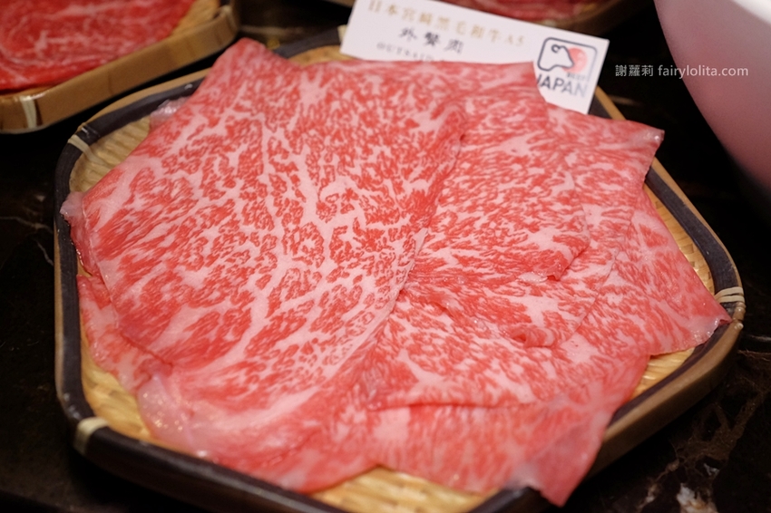 台中火鍋 | Beef King / 日本頂級A5和牛鍋物放題。台中第一間超狂日本A5和牛放題，近百種肉品、海鮮、火鍋料、滷水食材讓你無限吃到飽！ @蹦啾♥謝蘿莉 La vie heureuse