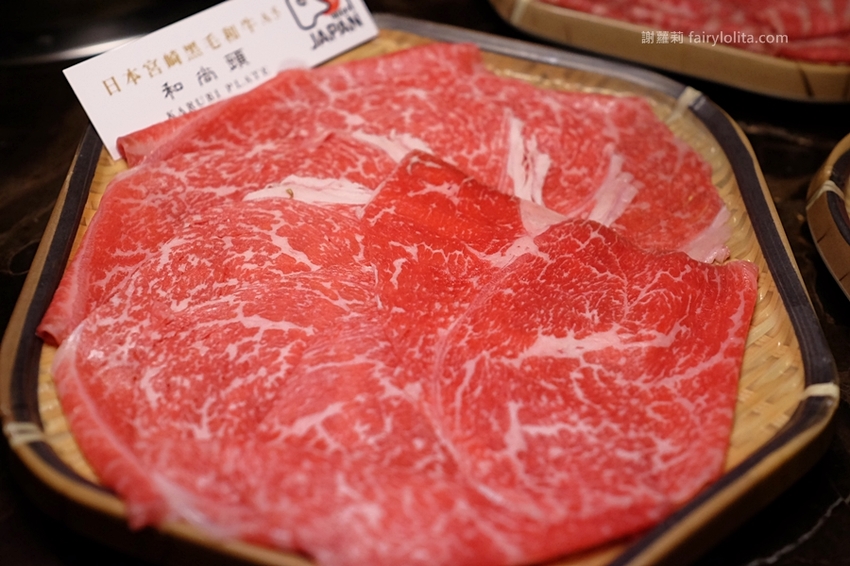 台中火鍋 | Beef King / 日本頂級A5和牛鍋物放題。台中第一間超狂日本A5和牛放題，近百種肉品、海鮮、火鍋料、滷水食材讓你無限吃到飽！ @蹦啾♥謝蘿莉 La vie heureuse