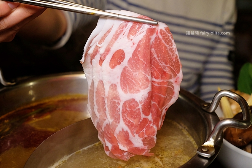 台中火鍋 | Beef King / 日本頂級A5和牛鍋物放題。台中第一間超狂日本A5和牛放題，近百種肉品、海鮮、火鍋料、滷水食材讓你無限吃到飽！ @蹦啾♥謝蘿莉 La vie heureuse