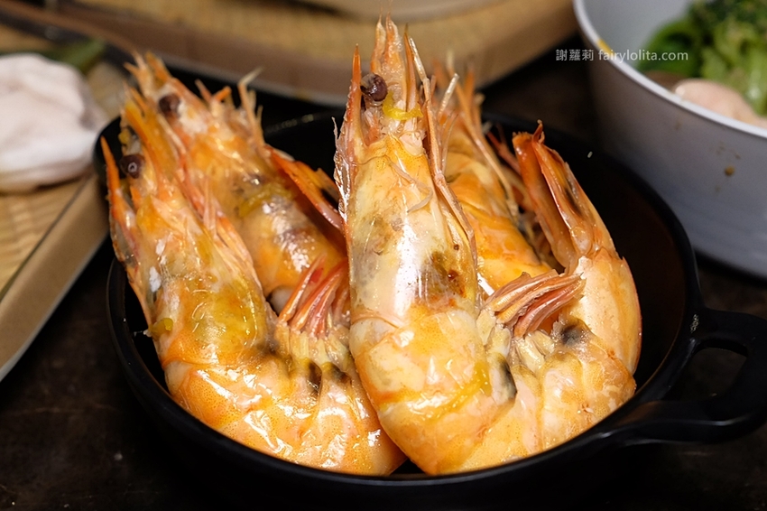 台中火鍋 | Beef King / 日本頂級A5和牛鍋物放題。台中第一間超狂日本A5和牛放題，近百種肉品、海鮮、火鍋料、滷水食材讓你無限吃到飽！ @蹦啾♥謝蘿莉 La vie heureuse