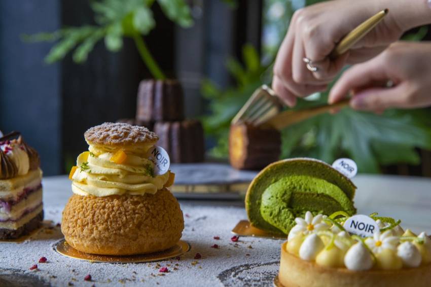 桃園甜點推薦 NOIR coffee&bistro｜走訪高質感甜點的時尚藝廊，天然食材純手工製作，不限時的慵懶咖啡廳 · 算命的說我很愛吃