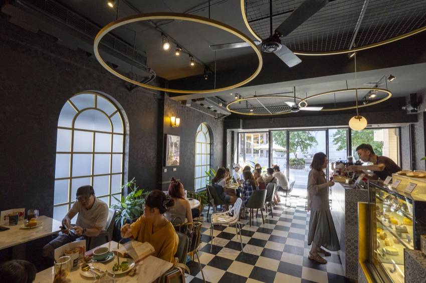 桃園甜點推薦 NOIR coffee&bistro｜走訪高質感甜點的時尚藝廊，天然食材純手工製作，不限時的慵懶咖啡廳 · 算命的說我很愛吃