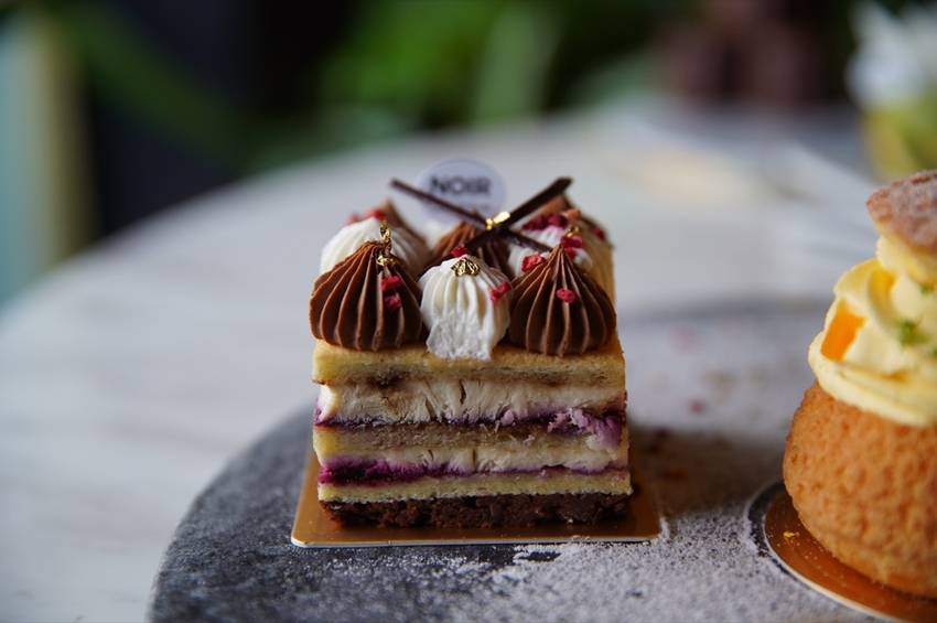 桃園甜點推薦 NOIR coffee&bistro｜走訪高質感甜點的時尚藝廊，天然食材純手工製作，不限時的慵懶咖啡廳 · 算命的說我很愛吃