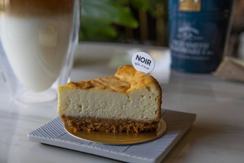 桃園甜點推薦 NOIR coffee&bistro｜走訪高質感甜點的時尚藝廊，天然食材純手工製作，不限時的慵懶咖啡廳 · 算命的說我很愛吃