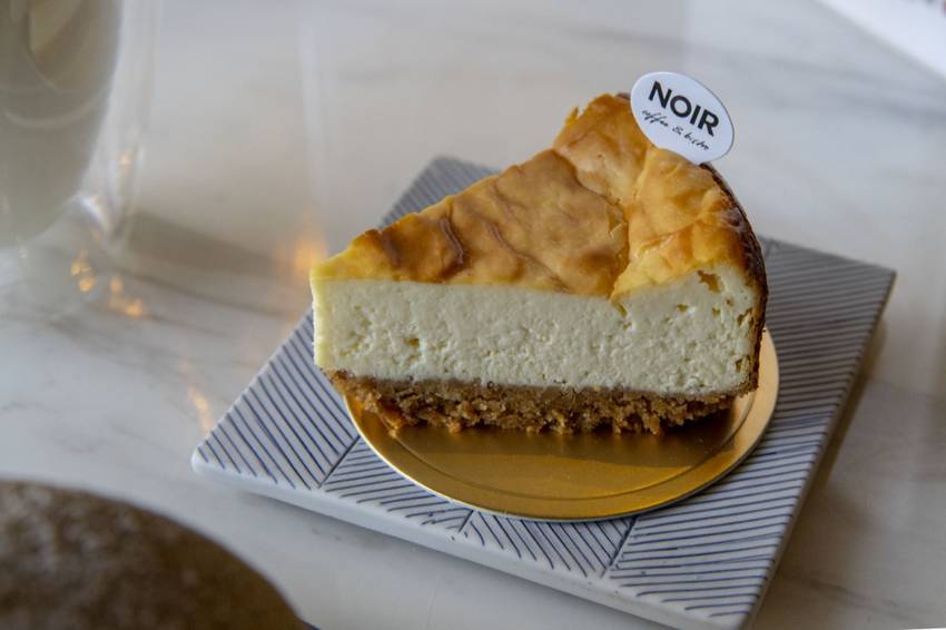 桃園甜點推薦 NOIR coffee&bistro｜走訪高質感甜點的時尚藝廊，天然食材純手工製作，不限時的慵懶咖啡廳 · 算命的說我很愛吃