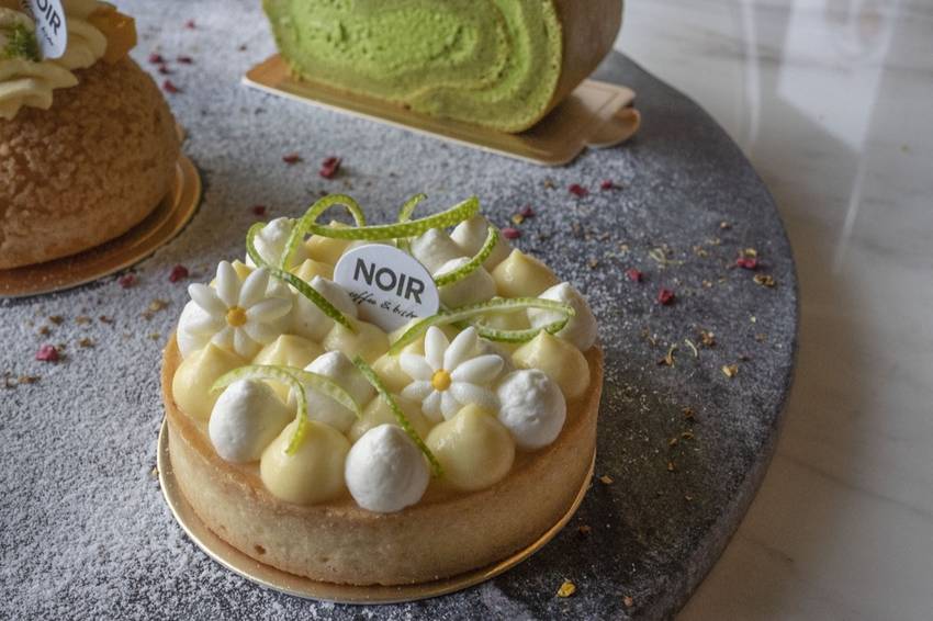 桃園甜點推薦 NOIR coffee&bistro｜走訪高質感甜點的時尚藝廊，天然食材純手工製作，不限時的慵懶咖啡廳 · 算命的說我很愛吃