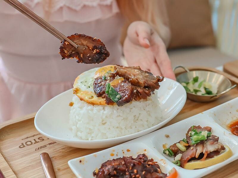 Next Stop+竹北店|香港夫妻打造4.8星港式餐廳,享用乾炒牛河與菠蘿包。