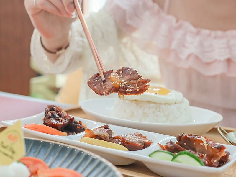 Next Stop+竹北店|香港夫妻打造4.8星港式餐廳,享用乾炒牛河與菠蘿包。