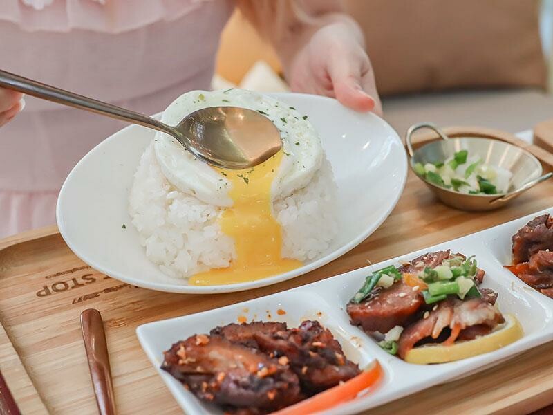 Next Stop+竹北店|香港夫妻打造4.8星港式餐廳,享用乾炒牛河與菠蘿包。