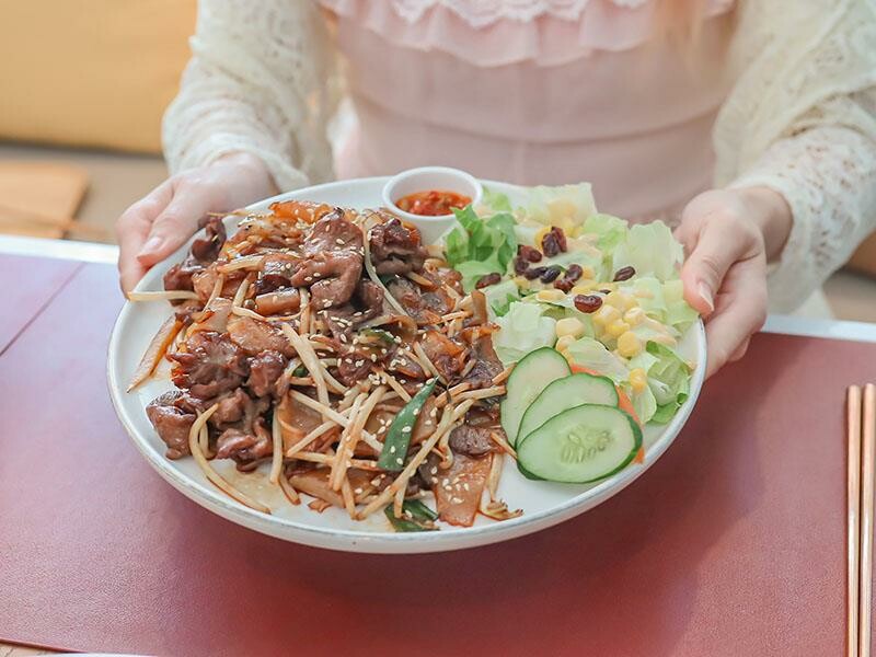 Next Stop+竹北店|香港夫妻打造4.8星港式餐廳,享用乾炒牛河與菠蘿包。