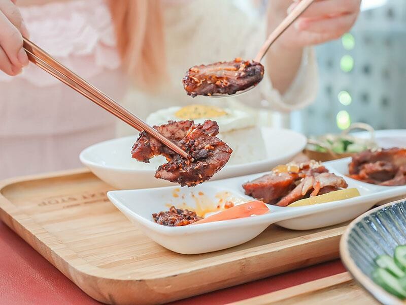 Next Stop+竹北店|香港夫妻打造4.8星港式餐廳,享用乾炒牛河與菠蘿包。