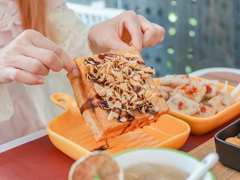 Next Stop+竹北店|香港夫妻打造4.8星港式餐廳,享用乾炒牛河與菠蘿包。