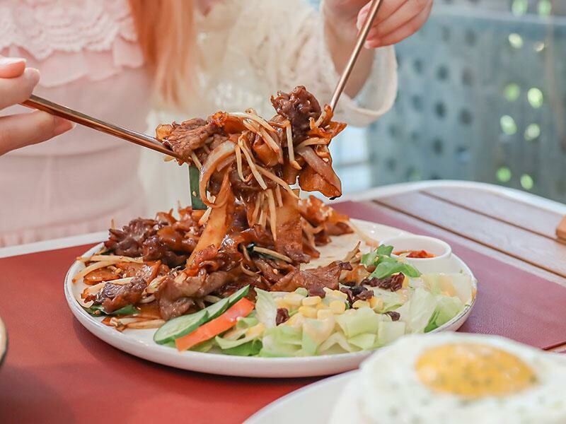 Next Stop+竹北店|香港夫妻打造4.8星港式餐廳,享用乾炒牛河與菠蘿包。