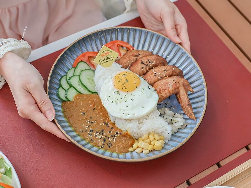 Next Stop+竹北店|香港夫妻打造4.8星港式餐廳,享用乾炒牛河與菠蘿包。