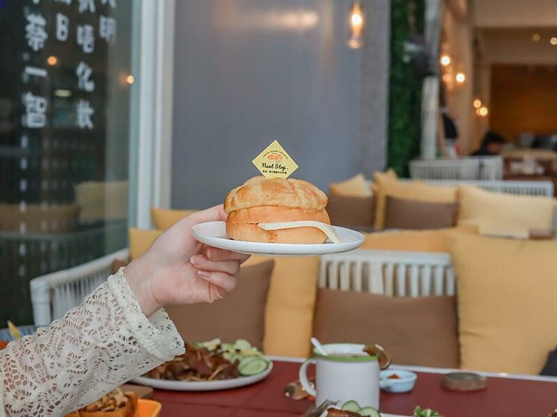 Next Stop+竹北店|香港夫妻打造4.8星港式餐廳,享用乾炒牛河與菠蘿包。