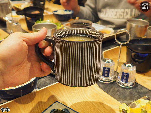 乍牛炸牛排專賣 (台中新光中港店)： 乍牛炸牛排專賣，粉嫩炸牛排，誘人的牛排在鍋上滋滋作響！