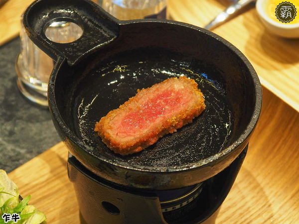 乍牛炸牛排專賣 (台中新光中港店)： 乍牛炸牛排專賣，粉嫩炸牛排，誘人的牛排在鍋上滋滋作響！