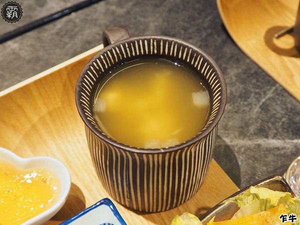 乍牛炸牛排專賣 (台中新光中港店)： 乍牛炸牛排專賣，粉嫩炸牛排，誘人的牛排在鍋上滋滋作響！