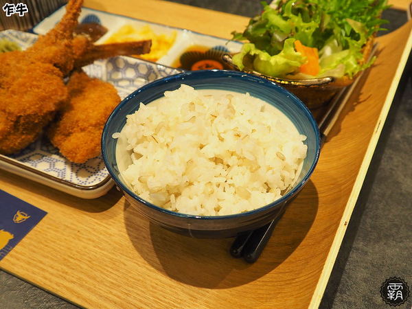 乍牛炸牛排專賣 (台中新光中港店)： 乍牛炸牛排專賣，粉嫩炸牛排，誘人的牛排在鍋上滋滋作響！