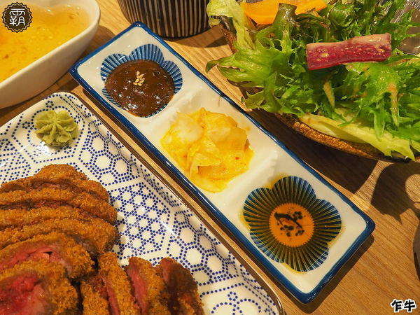 乍牛炸牛排專賣 (台中新光中港店)： 乍牛炸牛排專賣，粉嫩炸牛排，誘人的牛排在鍋上滋滋作響！