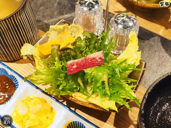 乍牛炸牛排專賣 (台中新光中港店)： 乍牛炸牛排專賣，粉嫩炸牛排，誘人的牛排在鍋上滋滋作響！